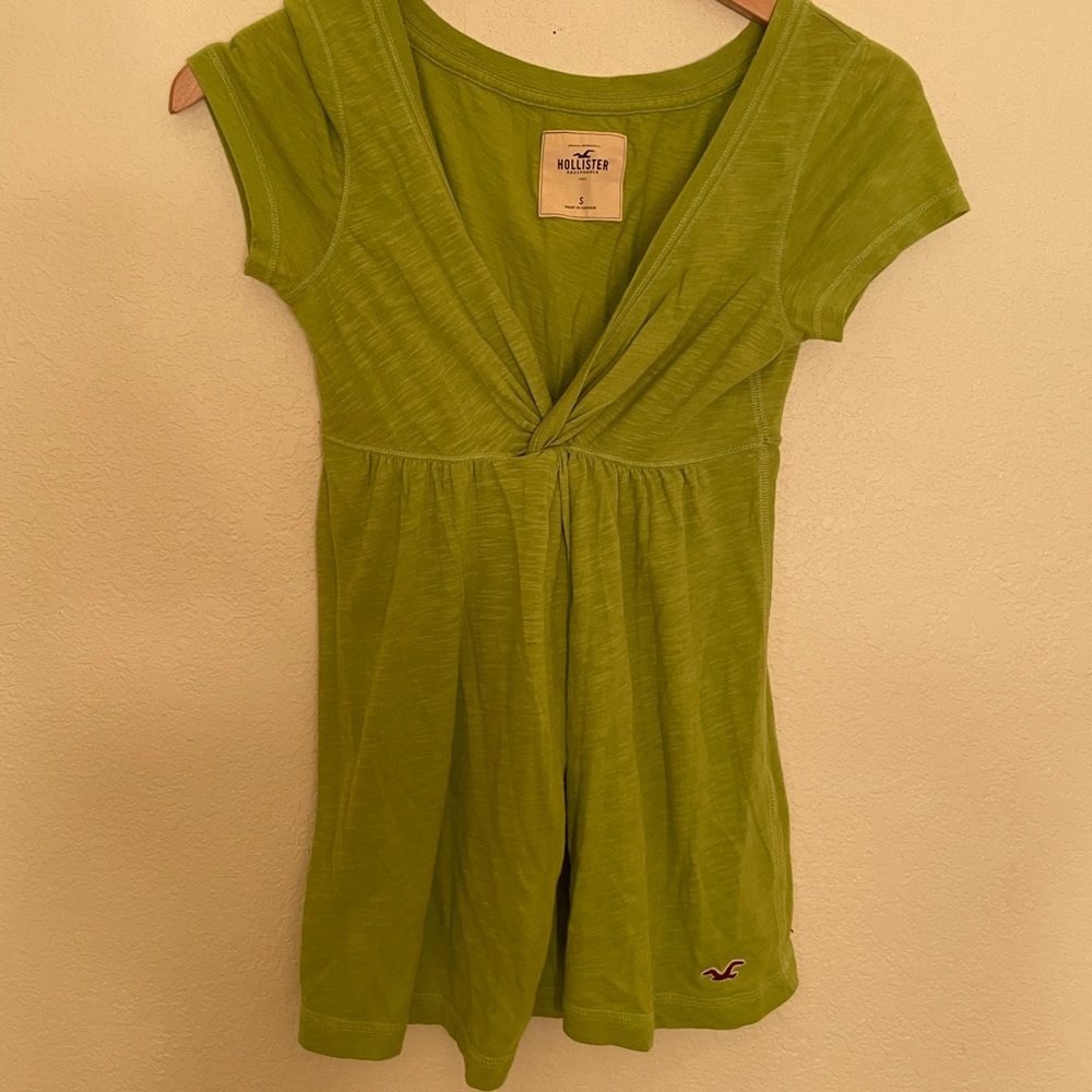 💚 Hollister short sleeve twist front v-neck top